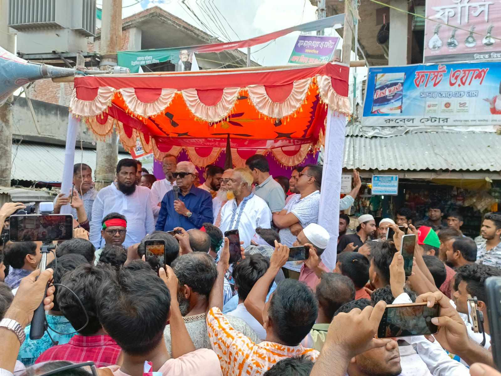 গফরগাঁওয়ে বিএনপি নেতার গণসংযোগ ও পথসভা