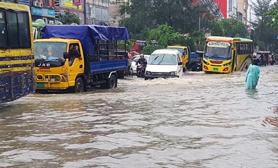 রাতের বৃষ্টিতে ঢাকায় জলাবদ্ধতা, অফিসগামীদের ভোগান্তি