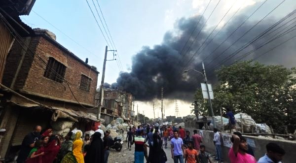 পুরান ঢাকার প্লাস্টিক কারখানায় ভয়াবহ আগুন: নিয়ন্ত্রণে ১১ ইউনিট