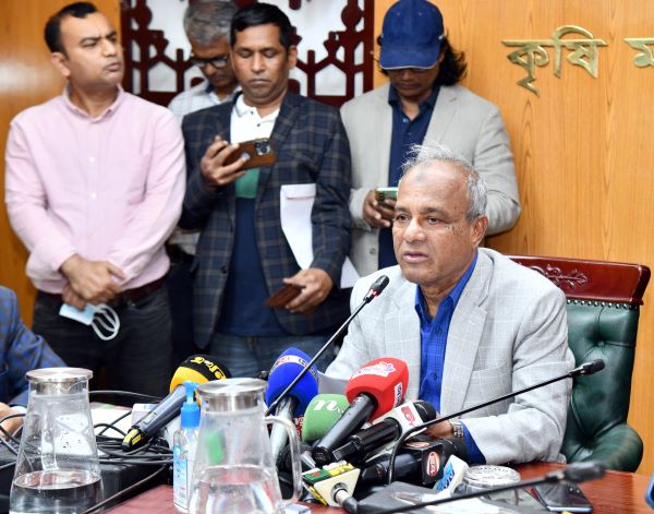 সরকার কৃষক ও ভোক্তার স্বার্থ সংরক্ষণের চেষ্টা করছে: কৃষি উপদেষ্টা