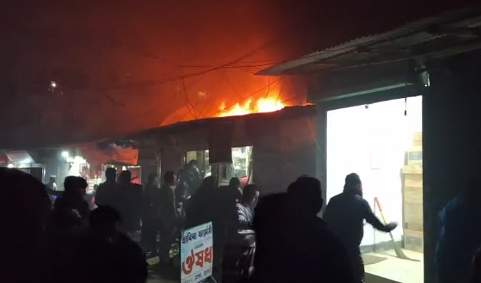 আশুলিয়ায় আধাপাকা আবাসিক ভবনে অগ্নিকাণ্ড, পুড়ে গেছে চারটি কক্ষ