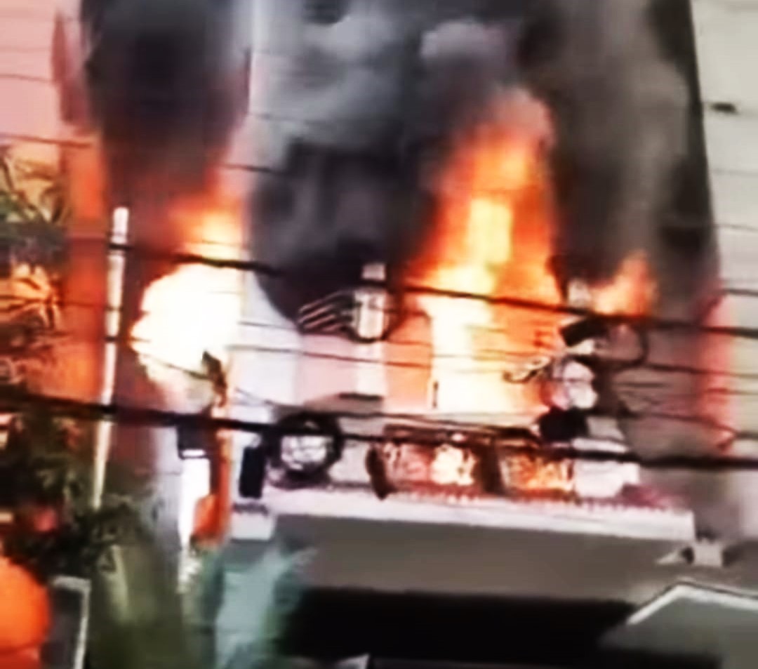 উত্তরায় আবাসিক ভবনে আগুনে একই পরিবারের ৬ জনের মৃত্যু