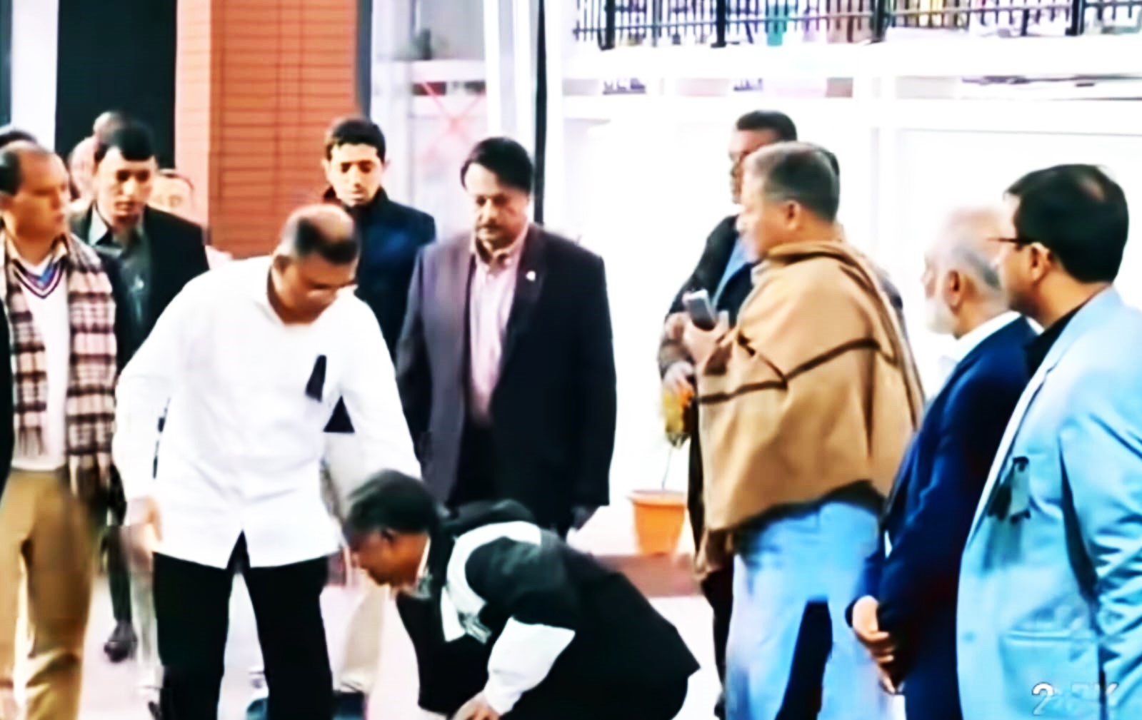 ব্যক্তিপূজার রাজনীতি ও ‘পায়ে সালাম’ সংস্কৃতি নিয়ে উদ্বেগ