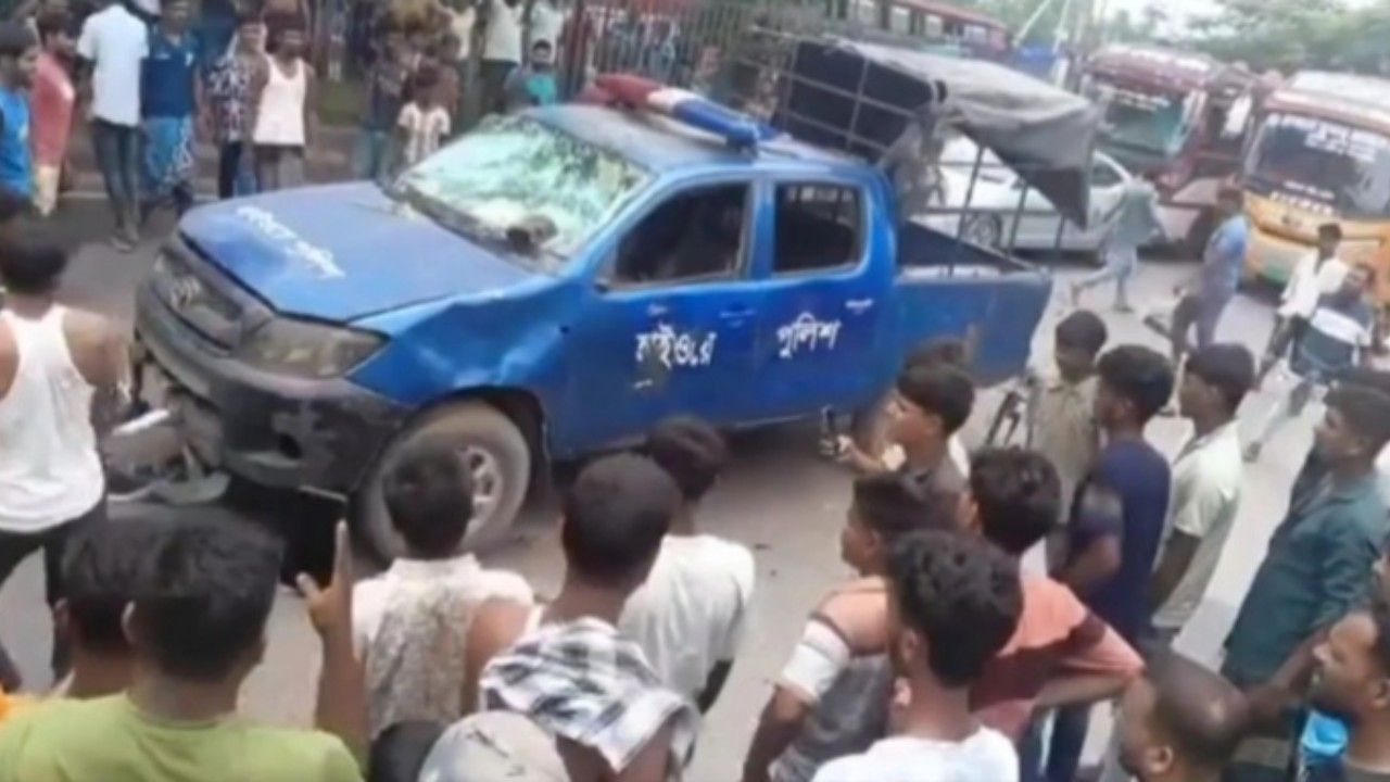 উল্টো পথের অটোরিকশা আটককে কেন্দ্র করে পুলিশের ওপর হামলা, আহত ২