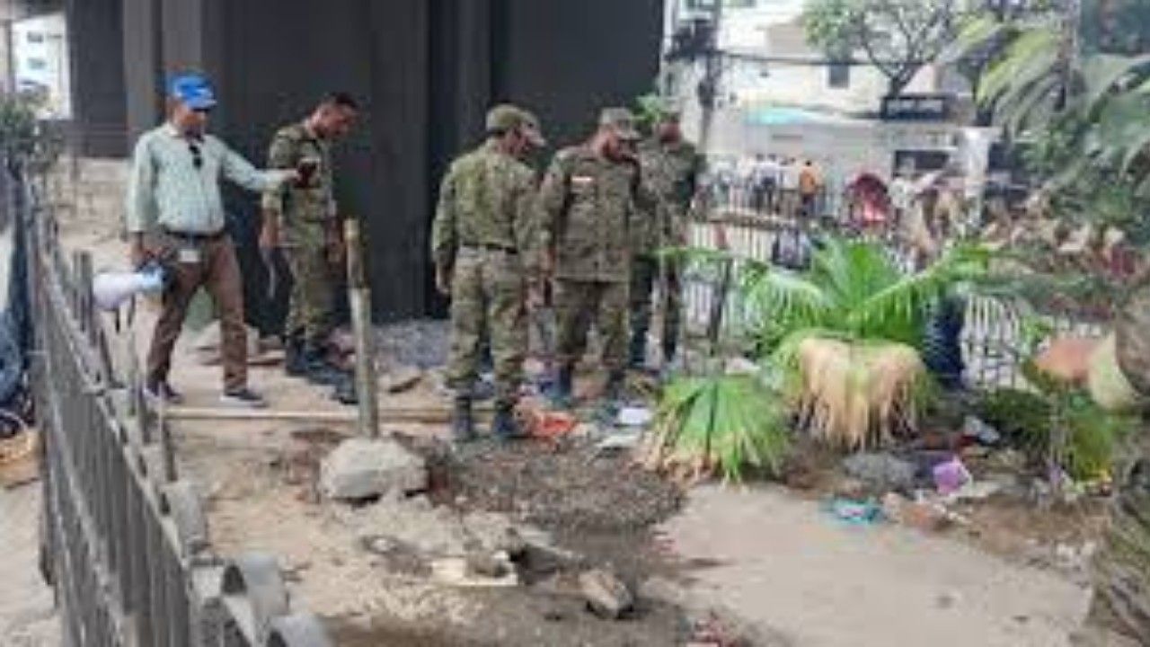 চট্টগ্রামে ফ্লাইওভারের নিচের অবৈধ স্থাপনা উচ্ছেদ করল চসিক