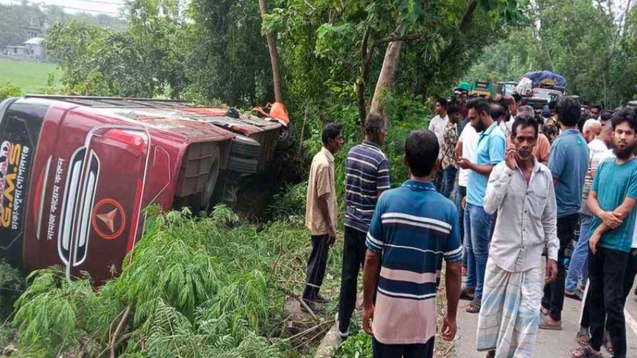গোপালগঞ্জে বাস-বাস-ট্রাকের ত্রিমুখী সংঘর্ষ, নিহত ১, আহত অর্ধশতাধিক