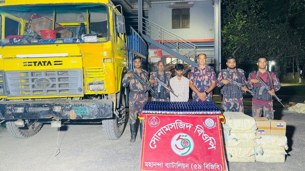 চাঁপাইনবাবগঞ্জে ৭০ লাখ টাকার মাদক ও ট্রাকসহ আটক ২