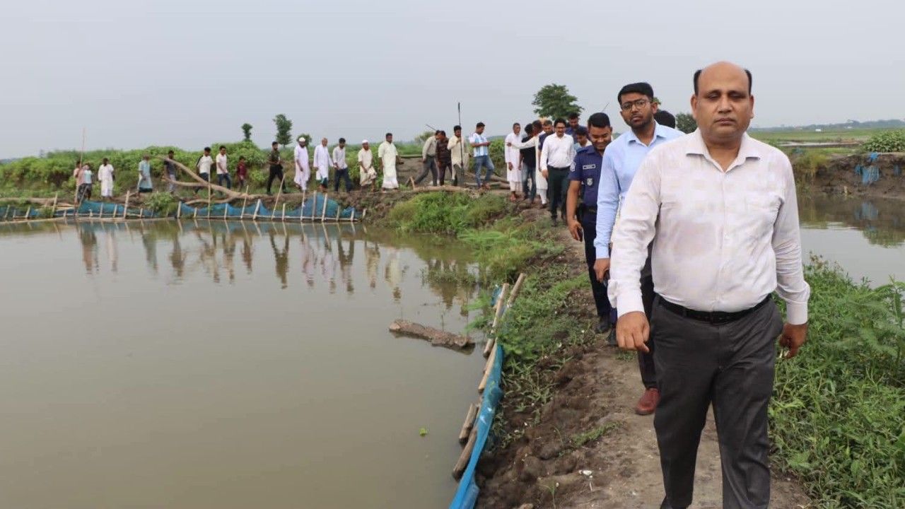 টুঙ্গিপাড়ায় খাল খনন প্রকল্প পরিদর্শন করলেন জেলা প্রশাসক