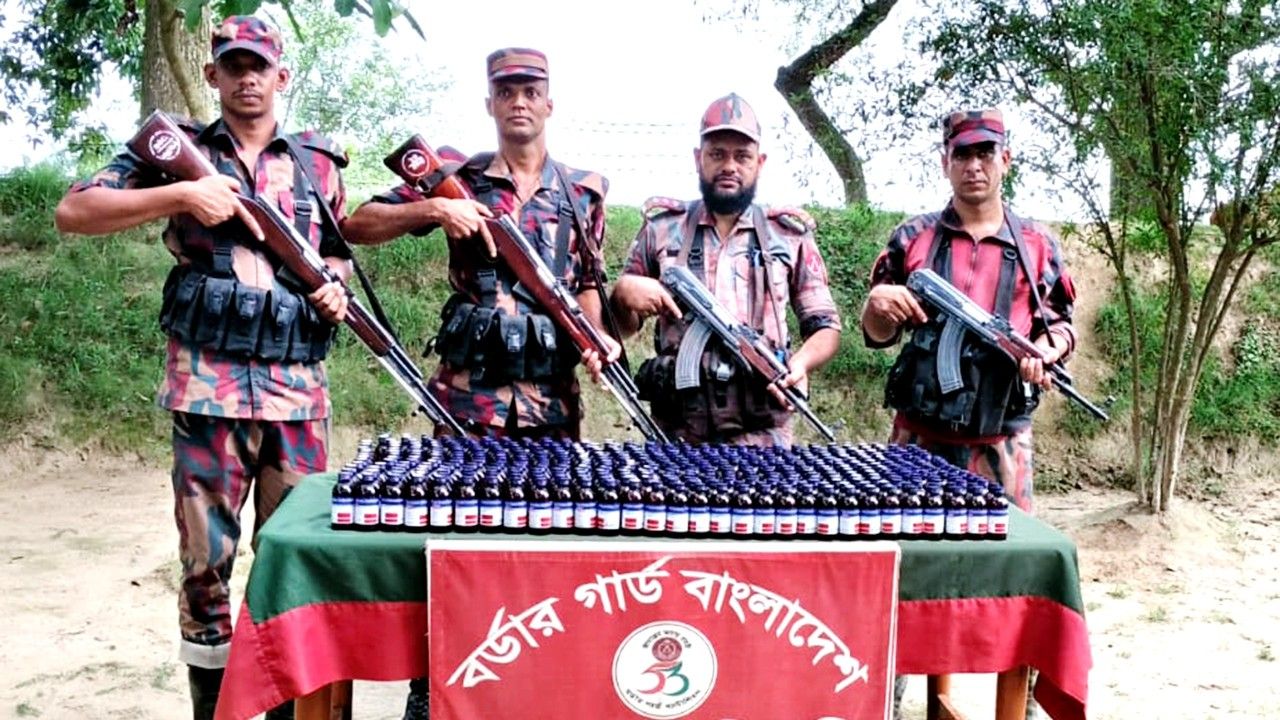 চাঁপাইনবাবগঞ্জে বিজিবির অভিযানে ৪৪৩ বোতল ভারতীয় এস্কাফ সিরাপ জব্দ