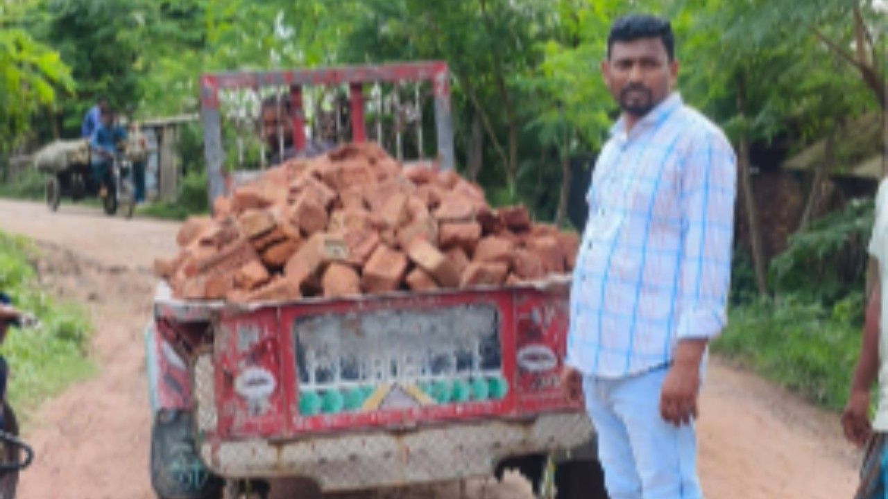 ভাঙা সড়ক মেরামতে এগিয়ে এলেন চেয়ারম্যান