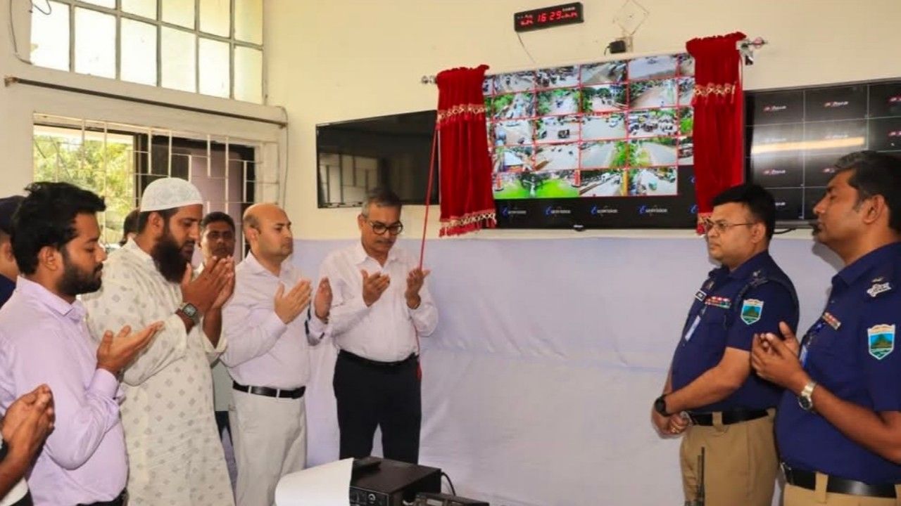 চাঁপাইনবাবগঞ্জে অপরাধ দমনে ৩২টি AI-সক্ষম CCTV ক্যামেরা স্থাপন