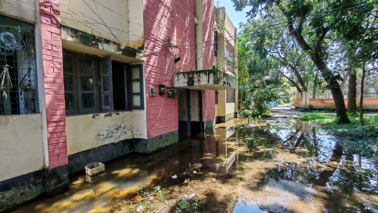ডুমুরিয়া উপজেলা পরিষদ চত্বরে জলাবদ্ধতা, দুর্গন্ধে দুর্ভোগ