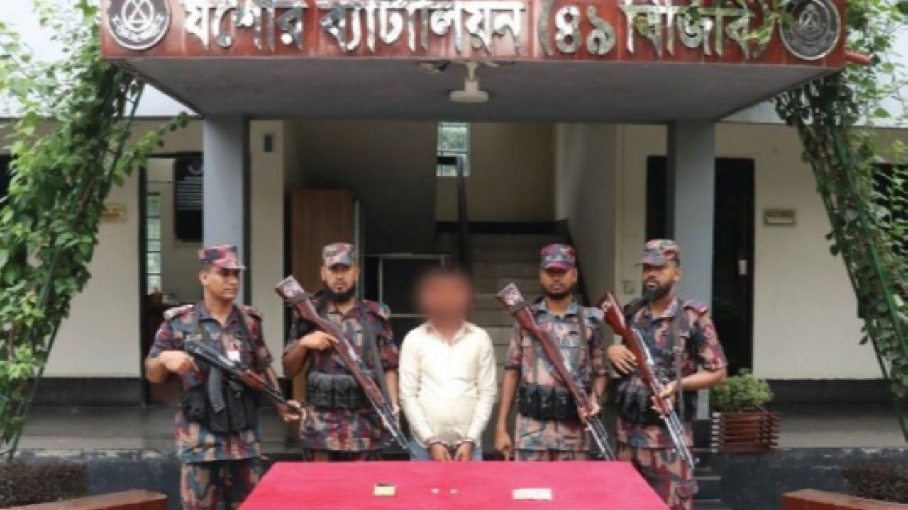 যশোরে ৪৪ লাখ টাকার স্বর্ণের বারসহ আটক ১