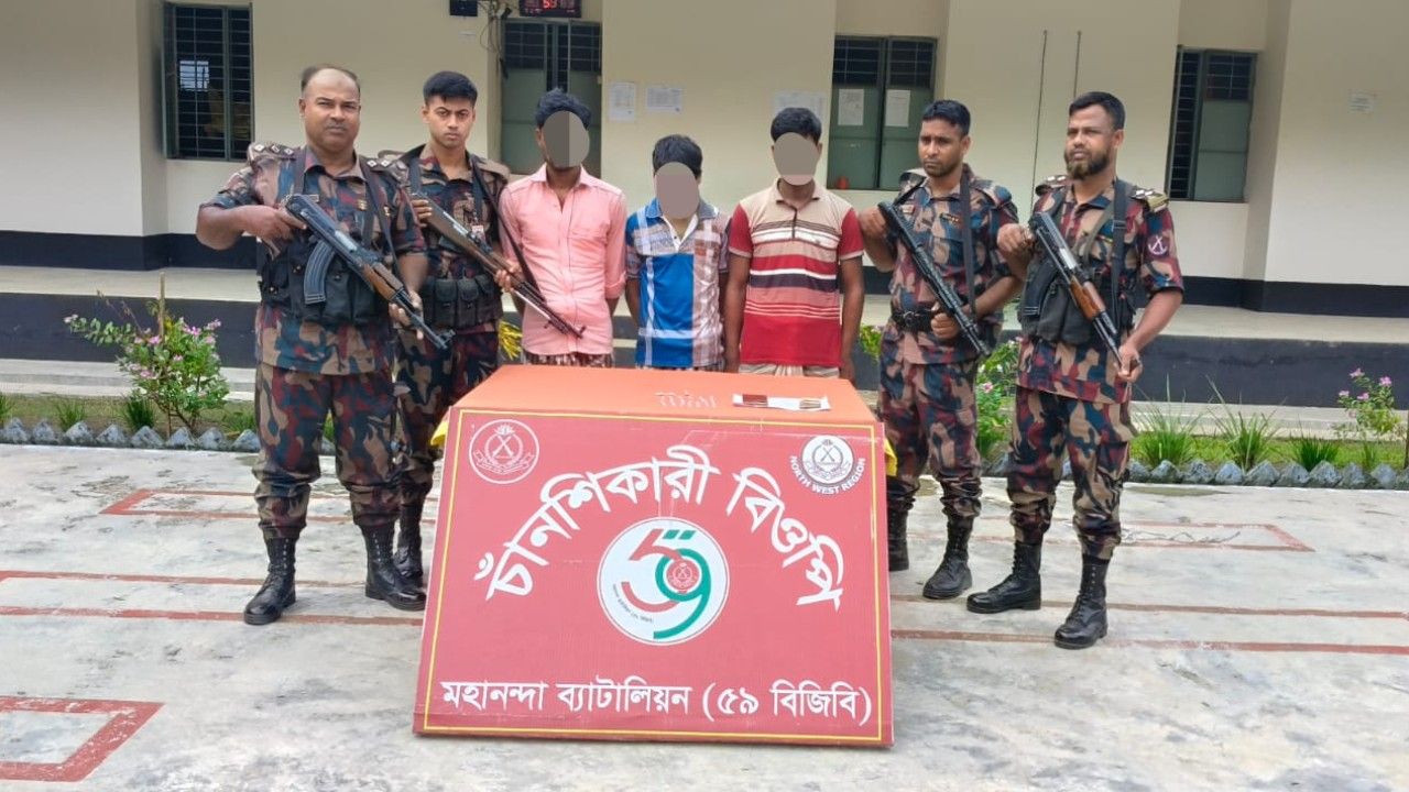 ভোলাহাট সীমান্তে ৩ মাদক ব্যবসায়ী আটক, হেরোইন-ইয়াবা জব্দ