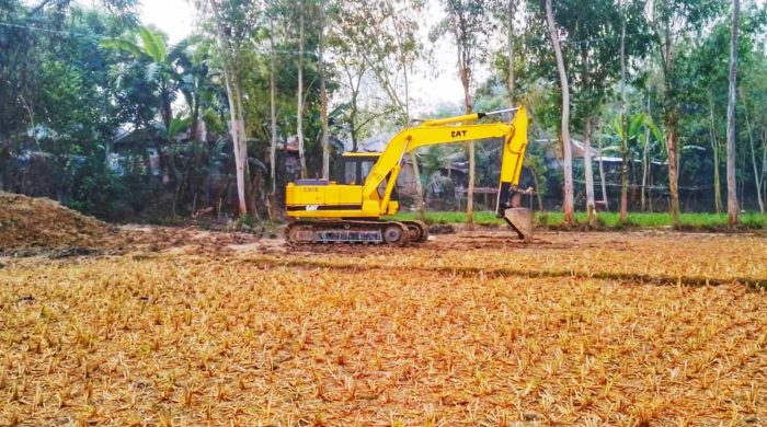 Cutting crops and digging ponds by excavator