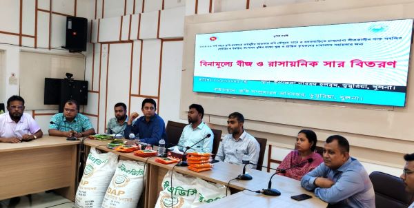 ডুমুরিয়ায় ক্ষুদ্র ও প্রান্তিক কৃষকদের মাঝে বিনামূল্যে বীজ ও রাসায়নিক সার বিতরণ